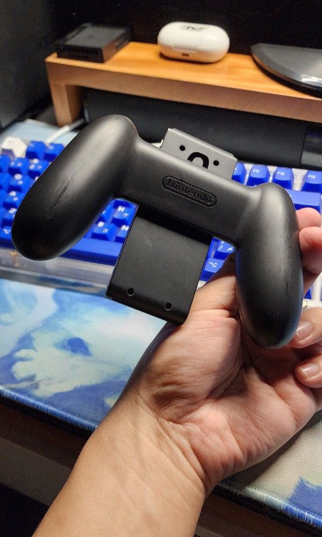Nintendo Switch Joycon controller (Category: Controllers) located in Pasig City. Submitted by perkinpumkin (Listing ID 1291870947, Image 2). Description: Included in v1 switch.