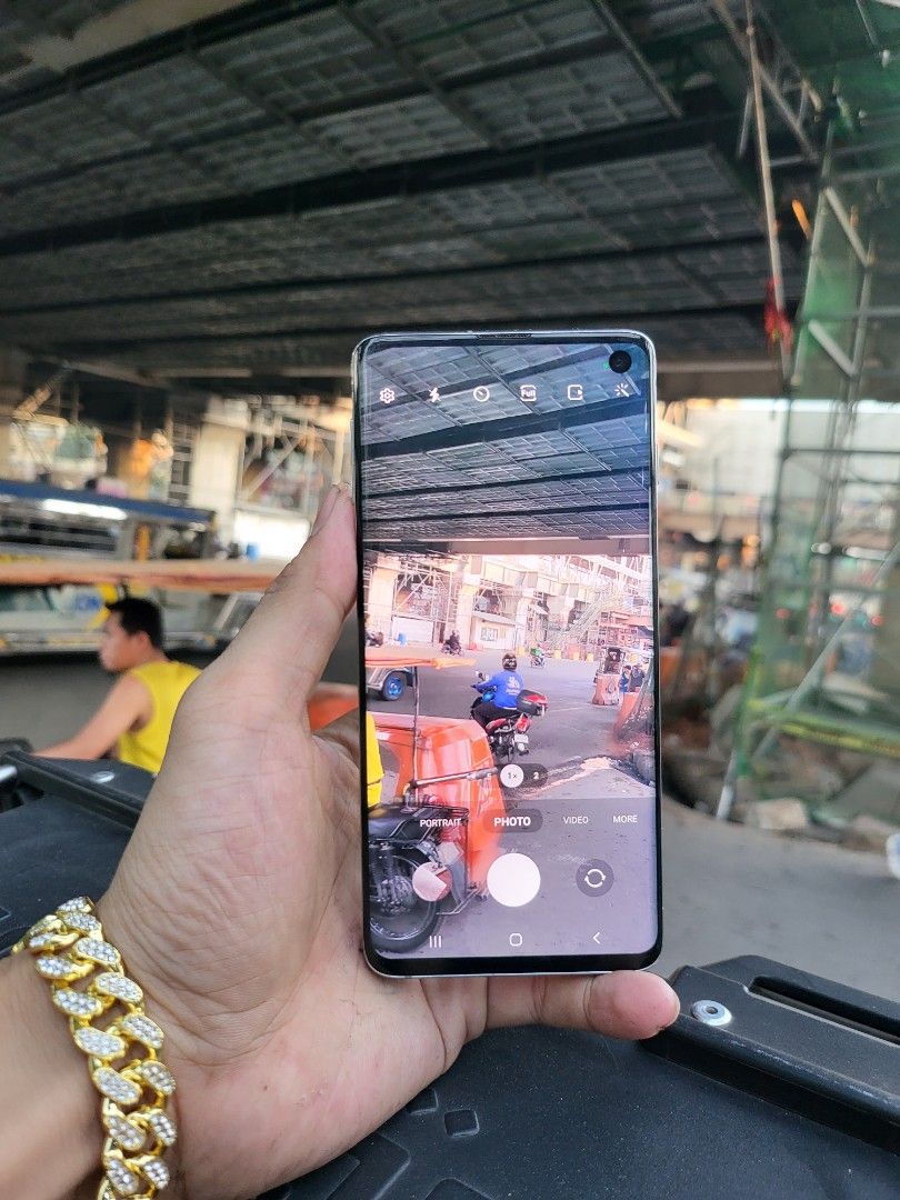 Samsung S10 (Category: Samsung) located in Quezon City. Submitted by mubrogadgets (Listing ID 1291837734, Image 2). Description: SUPER SALE!!! 🔥SAMSUNG S10 ❤️ for sale or swap ₱8200 WE ACCEPT CASH ON DELIVERY VIA LBC IN ALL PART OF PHILLIPINES AND LALAMOVE FOR IN METRO MANILA SAGOT NYO PO SHIPPING FEE No issue no history of repair or issue ➡️Super linaw ng both camera ➡️Flagship Phone ➡️gaming Phone • 128GB | 8GB • NTC •Dynamic AMOLED, HDR10+ •4