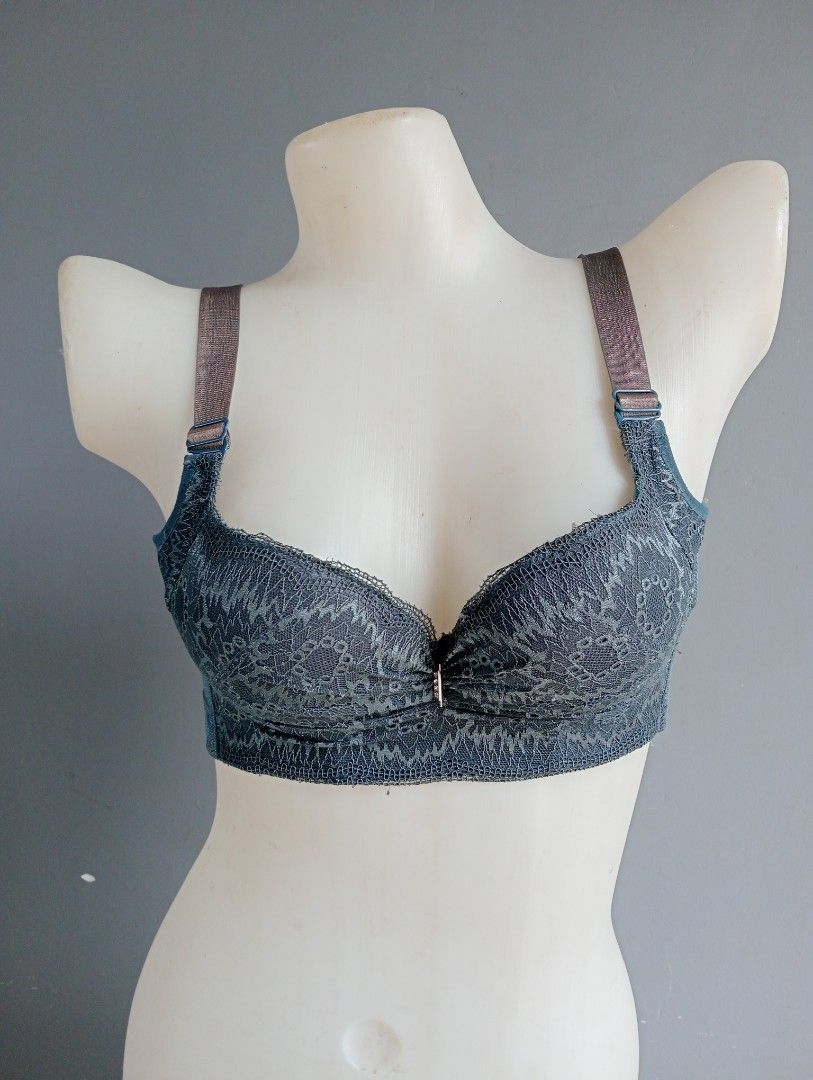 32a bra with underwire, Women's Fashion, Undergarments