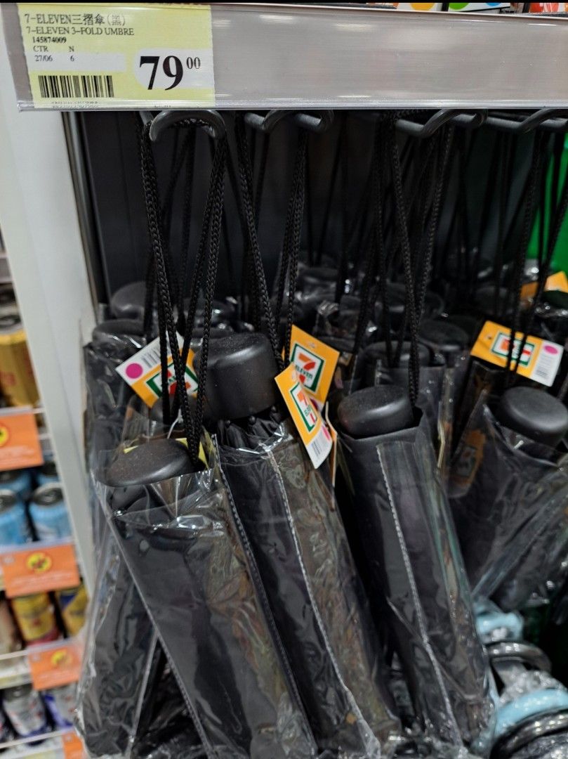 7-11 便利店黑色超輕雨傘, 興趣及遊戲, 旅行, 旅遊- 雨傘- Carousell