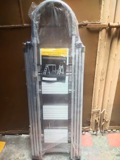Aluminum Step Ladder With Clothes Rack