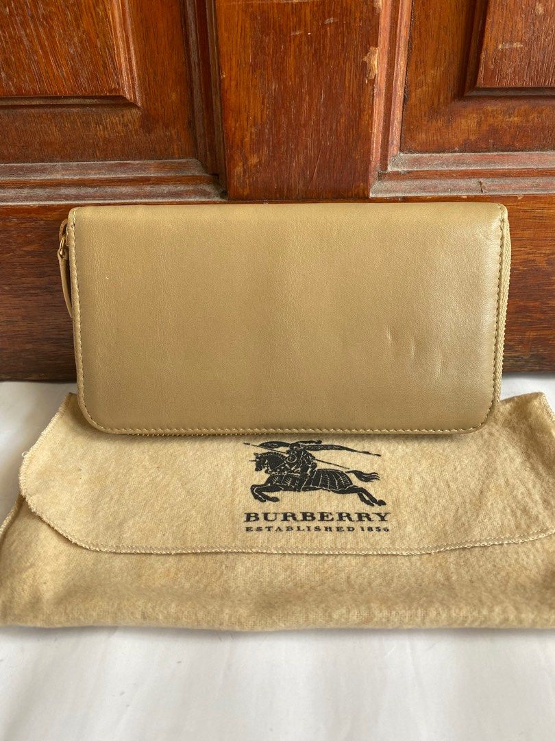 Burberry established 1856 wallet store