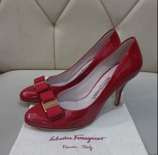 Authentic Salvatore Ferragamo Vara Carla Red Roses Patent Bow Pumps heels shoes
