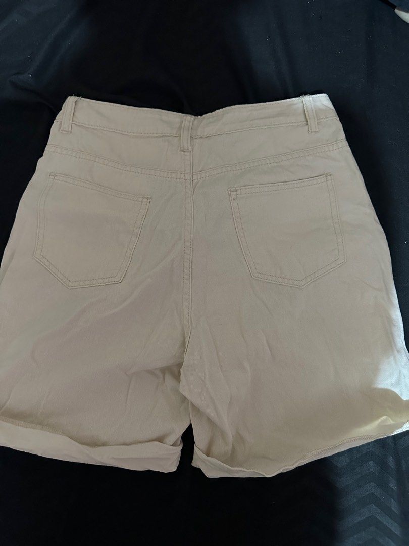 Dazy Cream denim shorts (Category: Shorts) located in Caloocan City. Submitted by decluttermnl__ (Listing ID 1292069827, Image 2). Description: Nalaban lang but never used XL on tag Waist 28-30 Fits M-L.