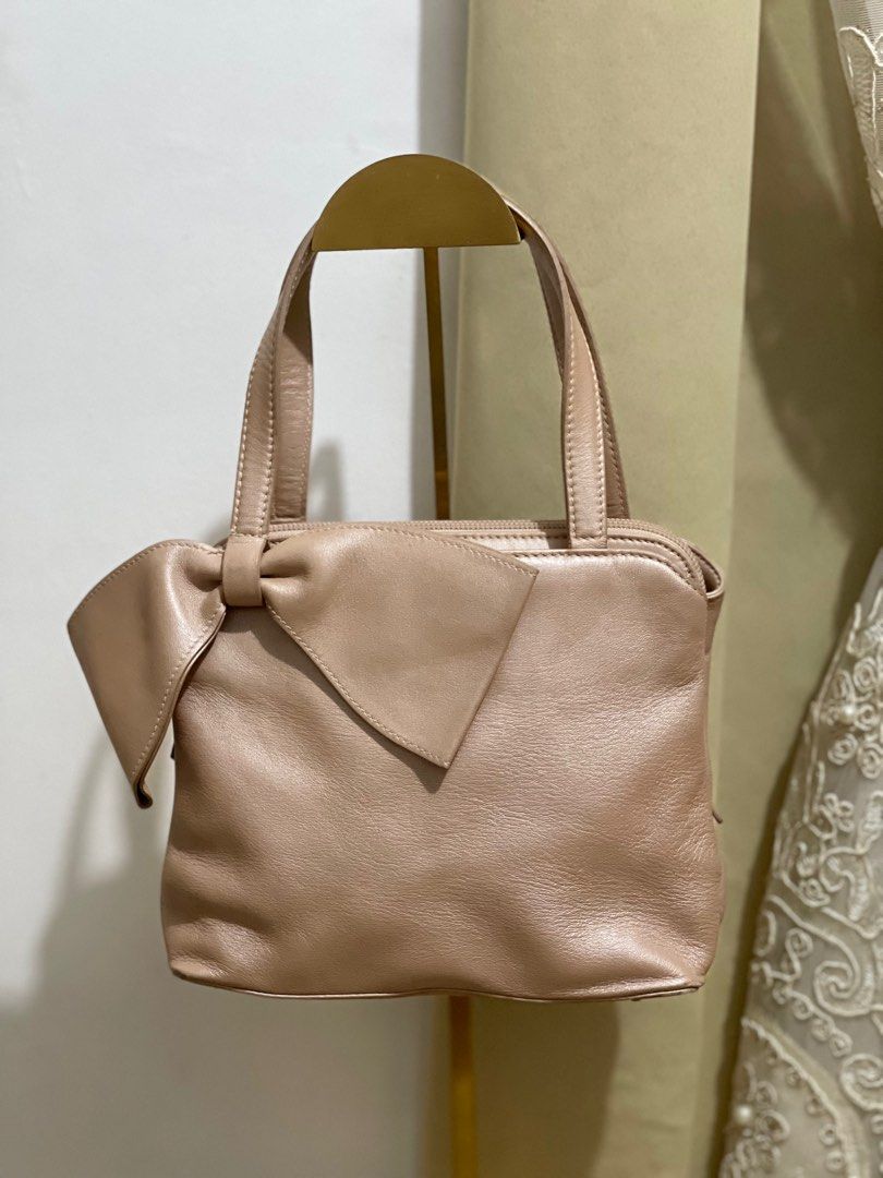 Furla Genuine Leather hand bag (Category: Luxury Bags & Wallets) located in Magalang. Submitted by stylerph (Listing ID 1291999803, Image 2). Description: Authentic Furla Genuine Leather Handbag with ribbon accent Minimal sign of use as shown in photos. Feel free to offer .