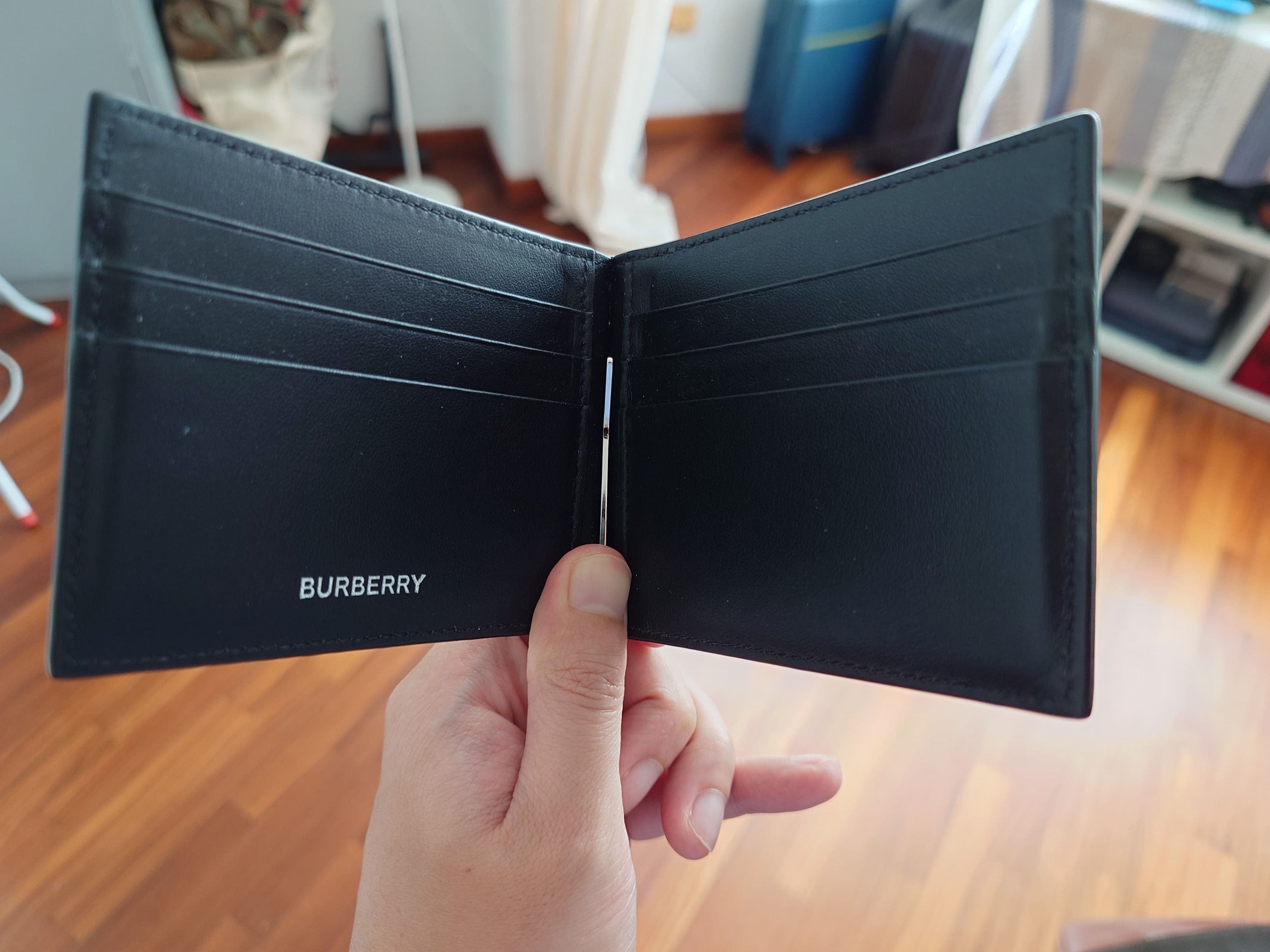Burberry wallet shop with money clip