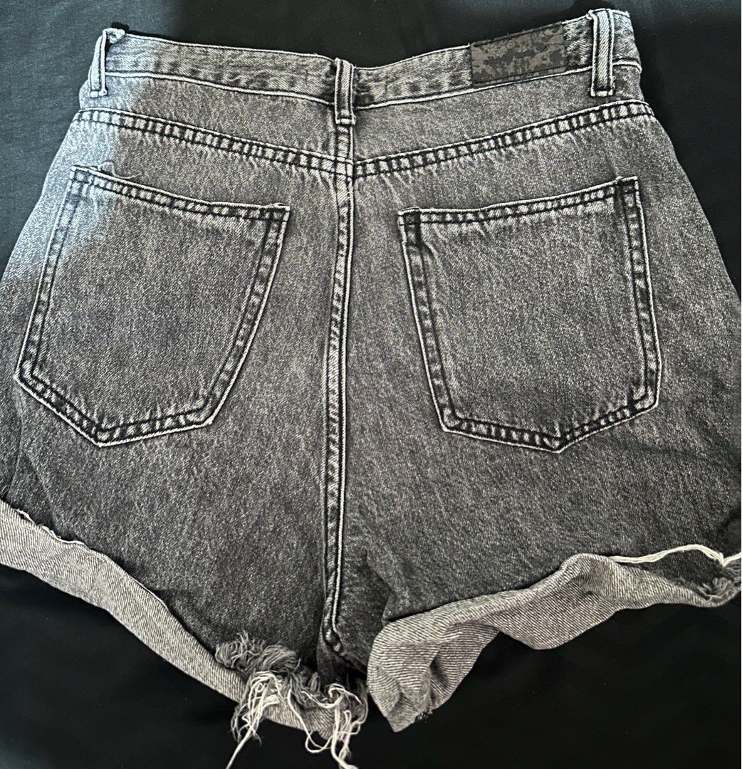 Gray Denim Shorts (Category: Shorts) located in Caloocan City. Submitted by decluttermnl__ (Listing ID 1292069857, Image 2). Description: Waist 28 Used but not abused .