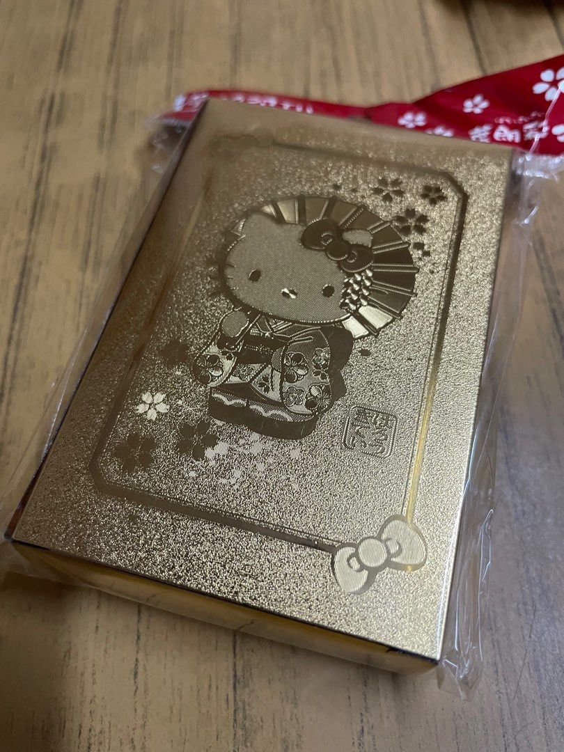 Hello Kitty 日本限定金色撲克牌啤牌, 興趣及遊戲, 玩具& 遊戲類- Carousell
