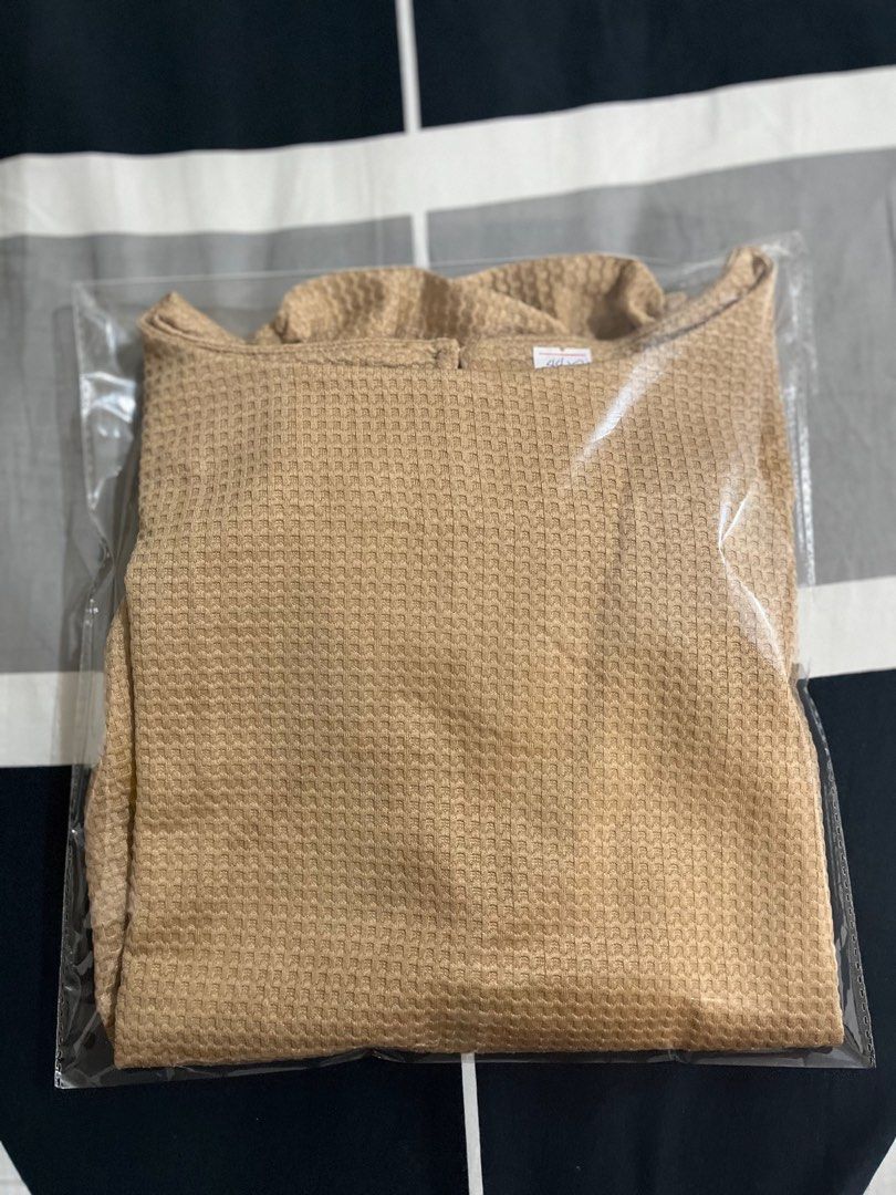 Khaki Pop sleeves blouse (Category: Blouses) located in Pasig City. Submitted by aac2021 (Listing ID 1292012394, Image 1). Description: RFS : Decluttering Dimes : 44 inches x 20 inches Can fit from medium to large, with waistband .