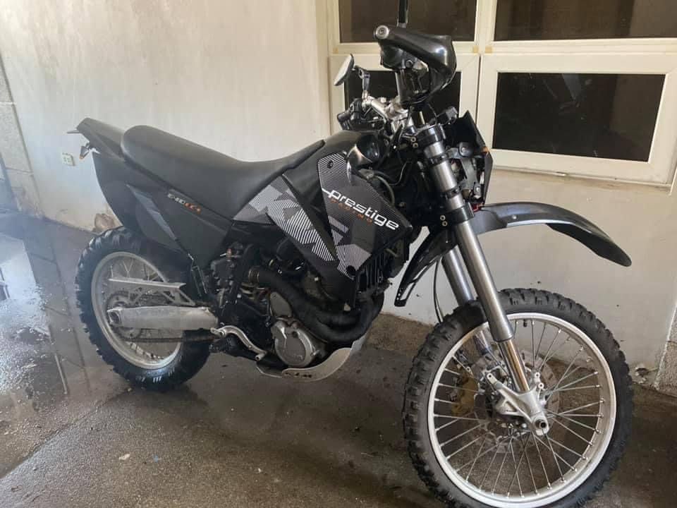 KTM MOTORBIKE (Category: Motorbikes for Sale) located in Manila. Submitted by anniepie2017328 (Listing ID 1291956225, Image 1). Description: KTM 640 LC4, 2001, 640cc Hi Flow Engine, PRESTIGE LOOK, Digi Instrument, Keihin 41FCR Flatside Carb, Tires 95% new, Sport air filter, New Chain, Magura, WP Spring, Sport Exhaust, Xenon Headlight, LED Backlight etc. ⛔️Some issues , thats why selling it for super low price ⛔️Click last photo for more infos.