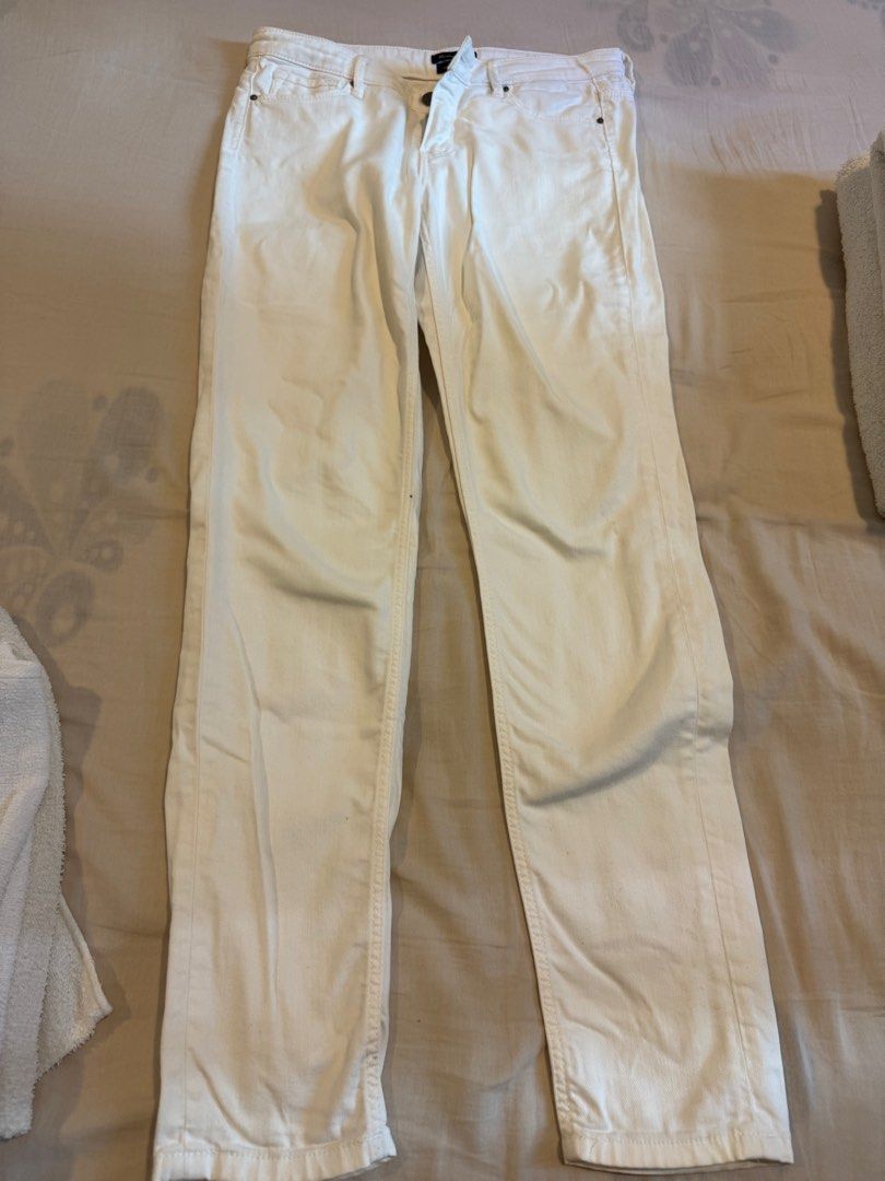 Massimo Dutti Jeans White. Slim Fit hits at the waist. Euro 36