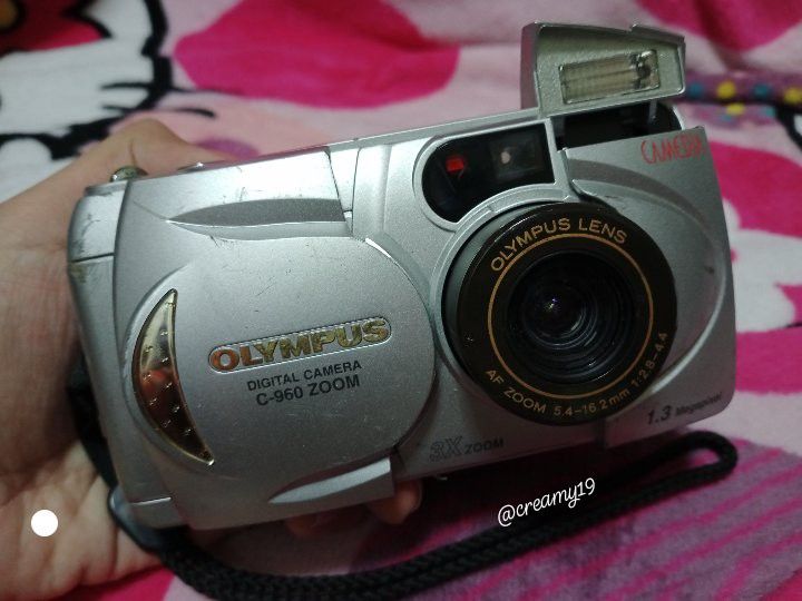 Olympus Camedia C-960 (Category: Cameras) located in Manila. Submitted by creamy19 (Listing ID 1292010956, Image 3). Description: For Sale! Olympus Camedia C-960 ZOOM for only 1k! ✅Uses Smartmedia Card (not included) ✅Uses 4 pcs AA Batteries (not included) ✅Japanese Language Viewfinder NEEDS cleaning dahil malabo na po. NO SAMPLE PICTURES. Wala po akong smartmedia card. Binili ko lang po ito for collection purposes. Please see pictures for refere