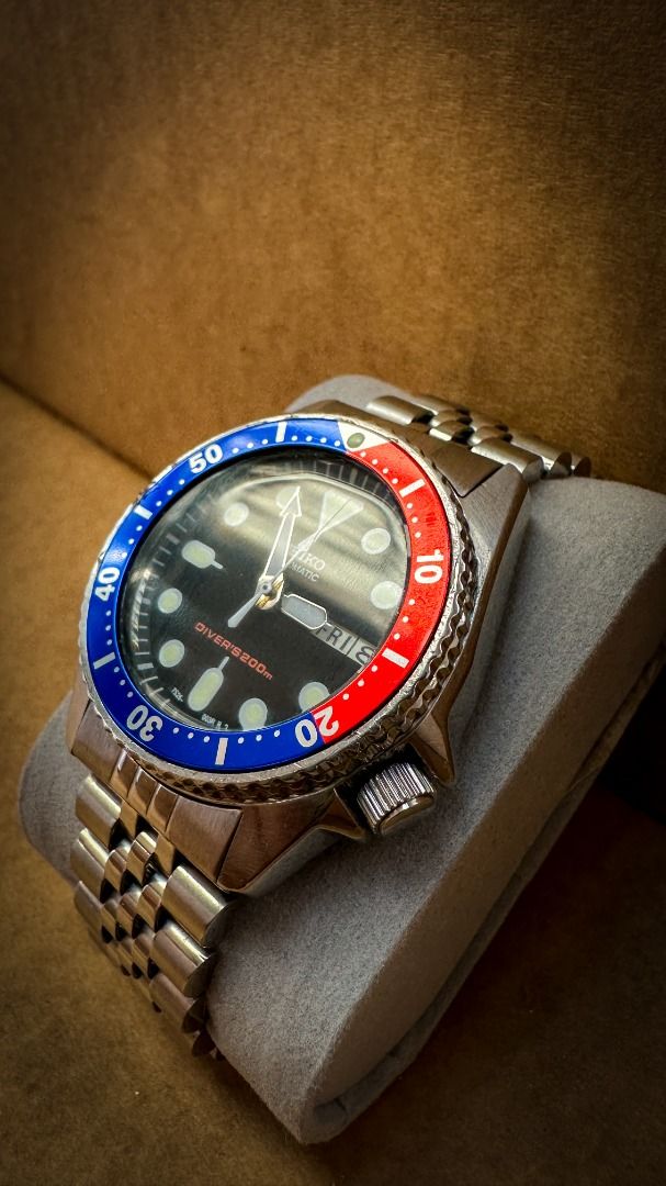 Seiko SKX013 (Category: Luxury Watches) located in Angeles City. Submitted by carlonarciso (Listing ID 1291994438, Image 1). Description: Seiko SKX003 Pepsi Dive Watch - Iconic Design, Trusted Performance Unlock the spirit of adventure with the legendary Seiko SKX003 Pepsi Dive Watch. This iconic timepiece, featuring the classic red and blue "Pepsi" bezel, is a must-have for watch enthusiasts and divers seeking style and reliability in one packag
