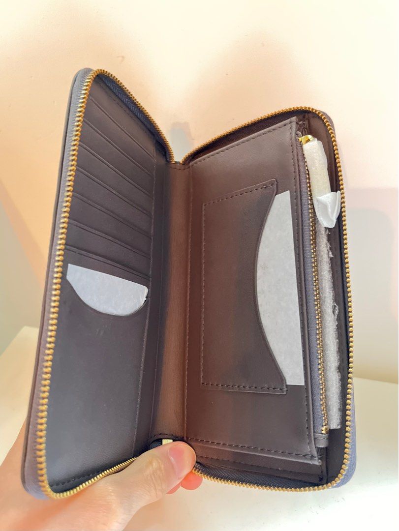 SKAGEN leather wallet, 名牌, 手袋及銀包- Carousell