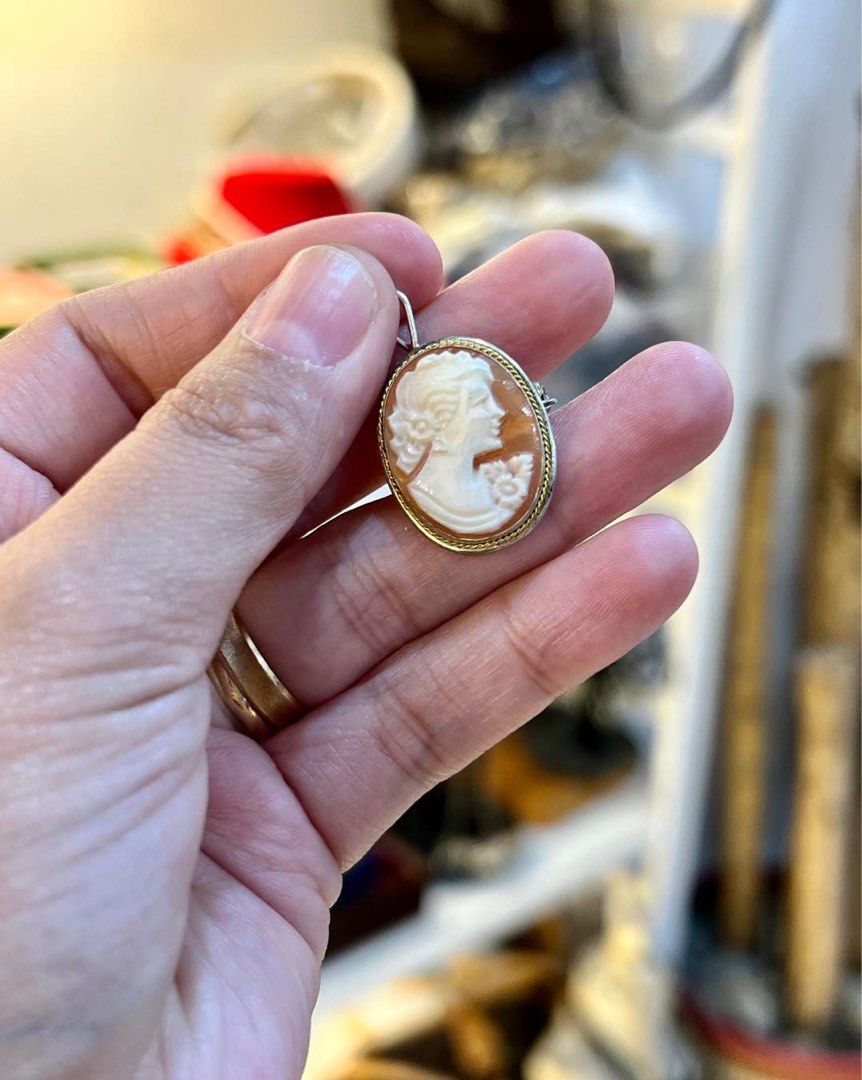 Small Vintage Cameo Brooch/Pendant (Category: Body Jewelry) located in La Trinidad. Submitted by asna_taku (Listing ID 1291988041, Image 1). Description: Small Vintage Cameo Brooch/Pendant Italian conch shell Sourced from 🇯🇵.