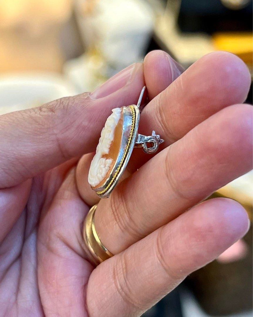 Small Vintage Cameo Brooch/Pendant (Category: Body Jewelry) located in La Trinidad. Submitted by asna_taku (Listing ID 1291988041, Image 2). Description: Small Vintage Cameo Brooch/Pendant Italian conch shell Sourced from 🇯🇵.