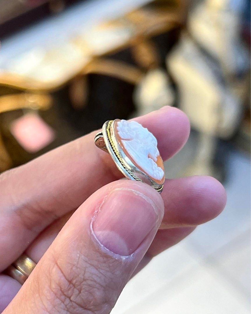 Small Vintage Cameo Brooch/Pendant (Category: Body Jewelry) located in La Trinidad. Submitted by asna_taku (Listing ID 1291988041, Image 3). Description: Small Vintage Cameo Brooch/Pendant Italian conch shell Sourced from 🇯🇵.
