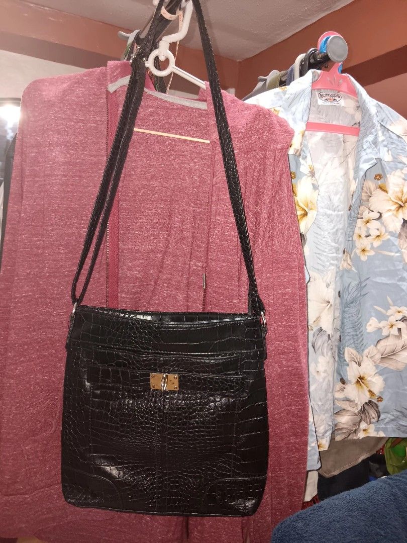 Unbranded sling bag (Category: Cross-body Bags) located in Caloocan City. Submitted by declutterstn (Listing ID 1291913432, Image 1). Description: so nice looks and feels matibay po. galing US. sayang d ko na mggamit dahil madami na akong bags. no flaws po ito. malinis hanggang loob, me pocket sq labas din.size 11 in by 11 in..width 2 inches..