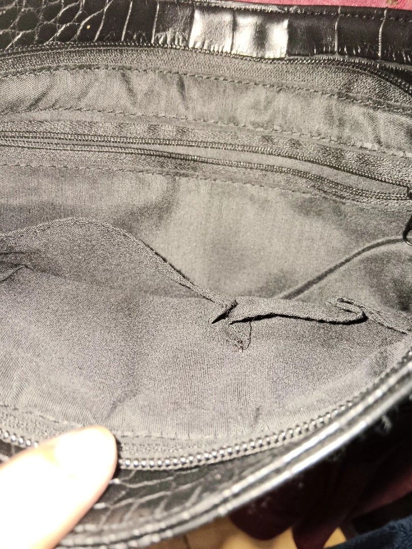 Unbranded sling bag (Category: Cross-body Bags) located in Caloocan City. Submitted by declutterstn (Listing ID 1291913432, Image 3). Description: so nice looks and feels matibay po. galing US. sayang d ko na mggamit dahil madami na akong bags. no flaws po ito. malinis hanggang loob, me pocket sq labas din.size 11 in by 11 in..width 2 inches..