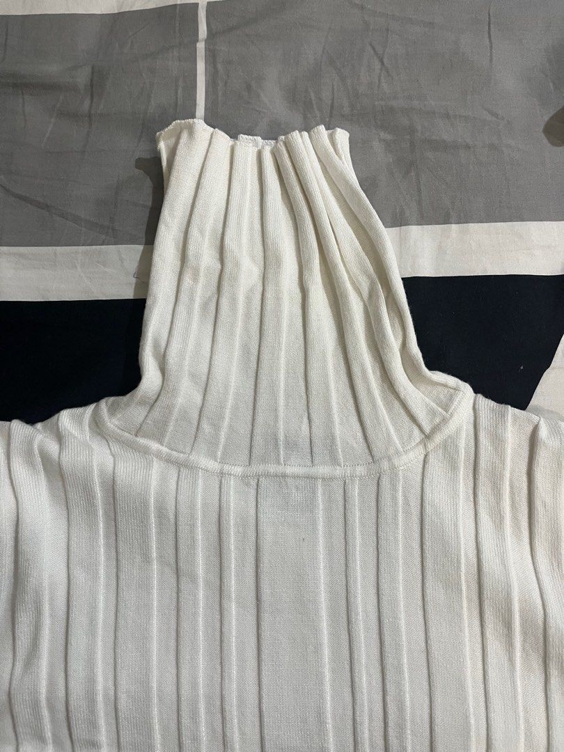 White longsleeves rib knit (Category: Longsleeves) located in Pasig City. Submitted by aac2021 (Listing ID 1292021930, Image 3). Description: RFS : Decluttering Can fit from medium to large .