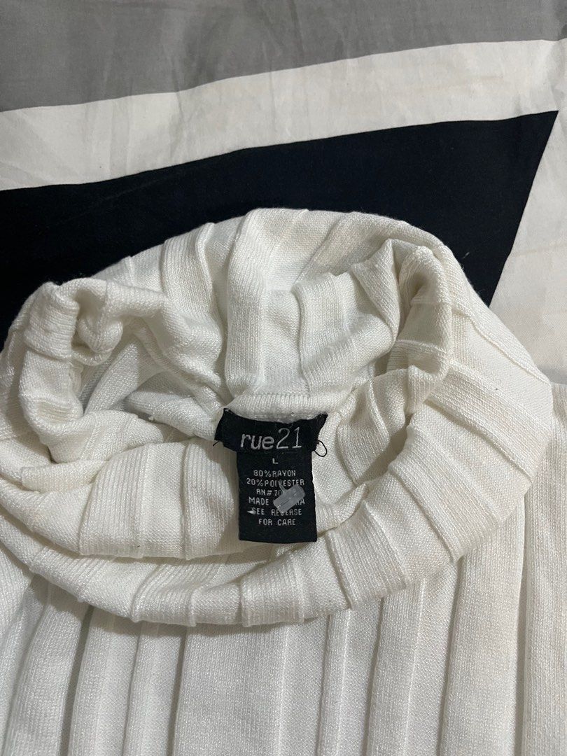 White longsleeves rib knit (Category: Longsleeves) located in Pasig City. Submitted by aac2021 (Listing ID 1292021930, Image 1). Description: RFS : Decluttering Can fit from medium to large .