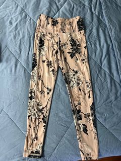 Victoria Secret Pink Yoga Pants Flare Tight Stretch Size S, Women's  Fashion, Activewear on Carousell