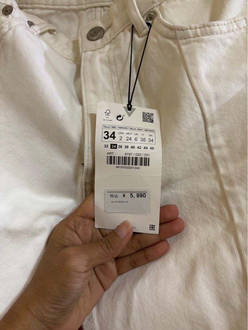 Zara - White Mid-rise Jeans (Category: Jeans) located in Makati City. Submitted by mkgrcb (Listing ID 1292045049, Image 2). Description: Size 34 in tag.