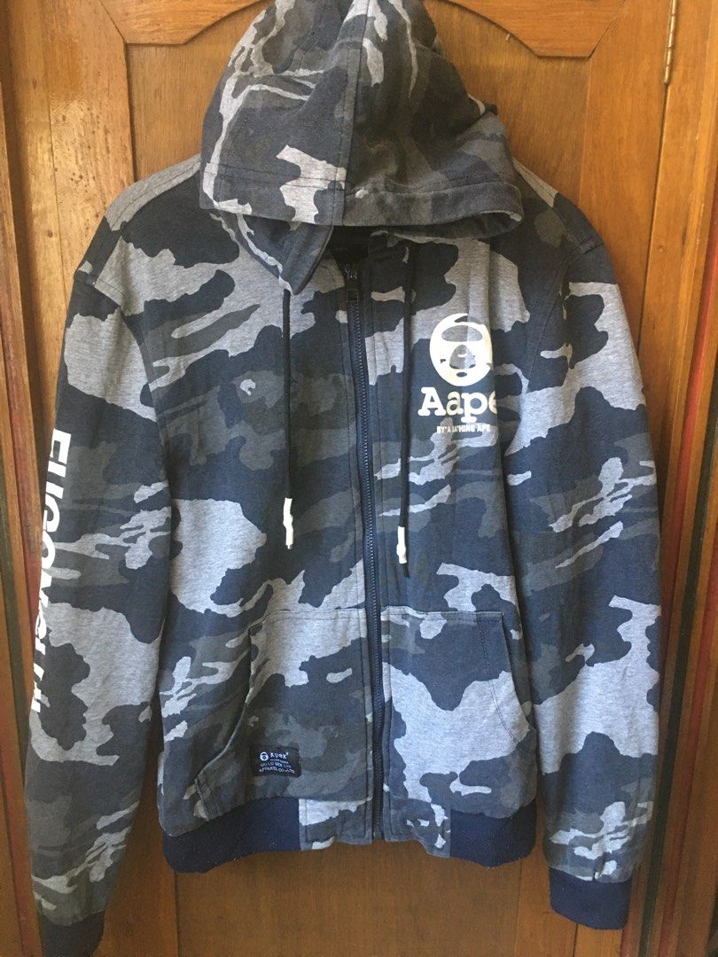 Aape Hoodie Jacket (Category: Coats, Jackets and Outerwear) located in Sorsogon. Submitted by mavzone (Listing ID 1296086722, Image 1). Description: Aape Hoodie Jacket (OFf) S-M 20x25.