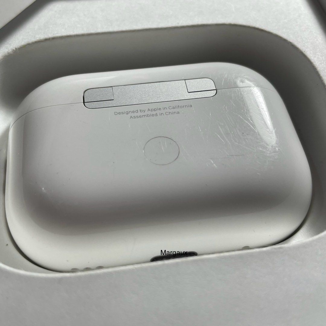 ‼️AirPods Pro 2 Charging Case ONLY‼️ (Category: Headphones & Headsets) located in Mandaluyong City. Submitted by lady.lannister (Listing ID 1296183961, Image 3). Description: ‼️AirPods Pro 2 Charging Case ONLY‼️ Works with AirPods Pro 2 ONLY 💯 Original Pre-loved ✨ 4500 😘 Location: Sta. Mesa, Manila Scratches and Dirt are evident on the case Replacement for your damaged or lost charging case ❤️ Disclaimer: Please make sure your AirPods Pro are o