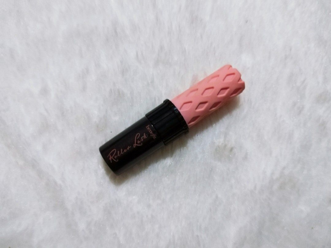 Benefit Cosmetics Roller Lash Super Curling & Lifting Mascara (Category: Makeup) located in Manila. Submitted by justgc (Listing ID 1296176506, Image 1). Description: A water-resistant and easy-to-remove mascara. Features an instant curve-setting formula that holds for 12 hours. Boasts an eye-opening Hook 'n' RollTM brush..