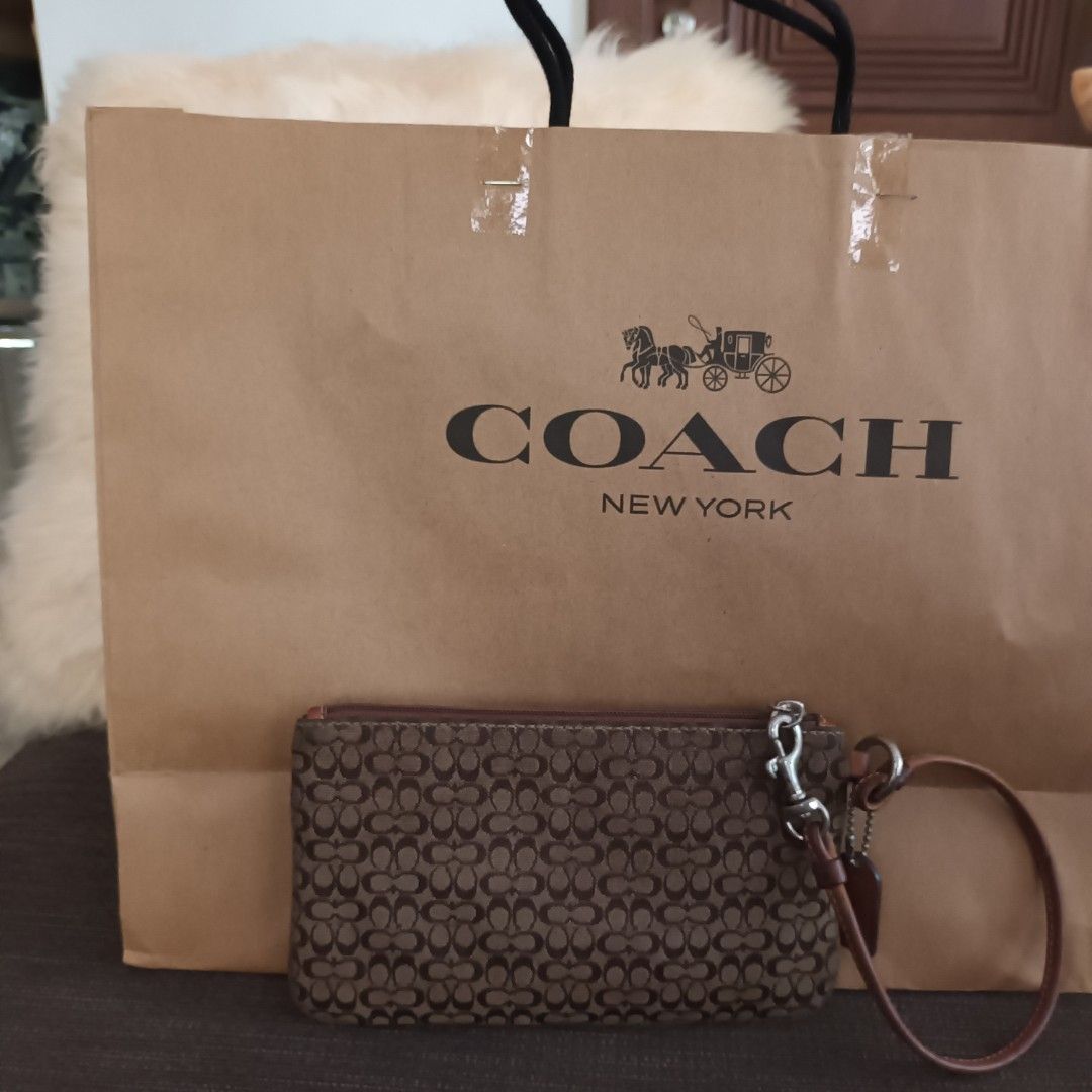Coach sling wallet / wristlet (Category: Luxury Bags & Wallets) located in Quezon City. Submitted by cncarousel (Listing ID 1296167279, Image 2). Description: .