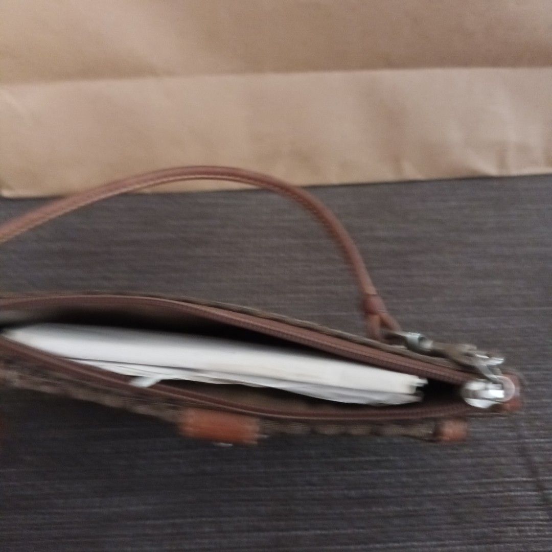 Coach sling wallet / wristlet (Category: Luxury Bags & Wallets) located in Quezon City. Submitted by cncarousel (Listing ID 1296167279, Image 3). Description: .