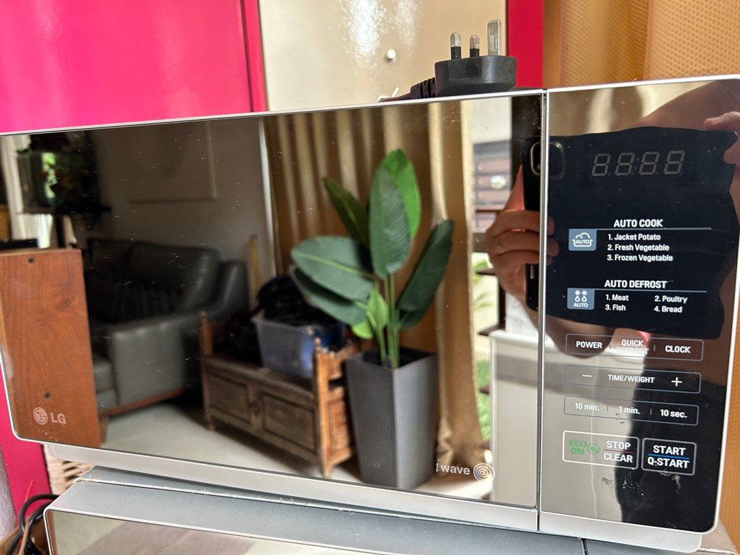 Excellent very new condition LG 20L MS2043HAR with Microwave Oven