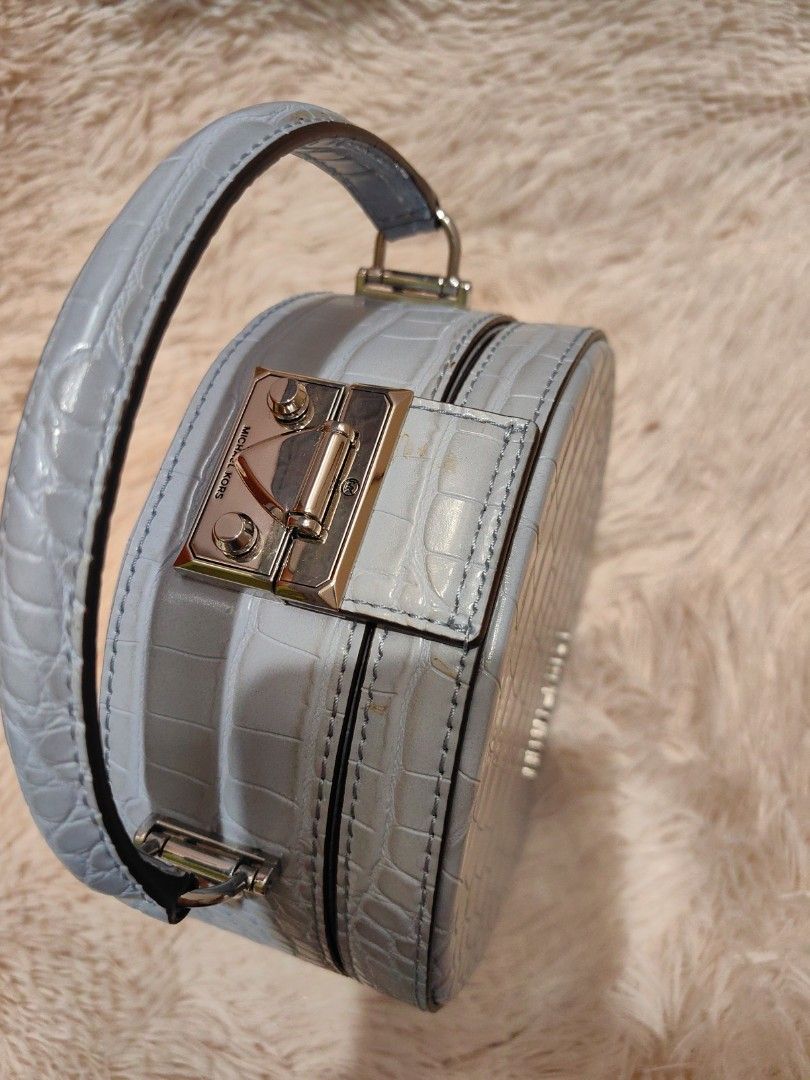 Serena circle crossbody (Category: Cross-body Bags) located in Quezon City. Submitted by finds_stuff (Listing ID 1296187104, Image 2). Description: 100% orignal Color: pale blue Croc leather.