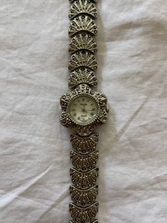 Silver Tone Art Deco Watch with Scallop Shaped Links