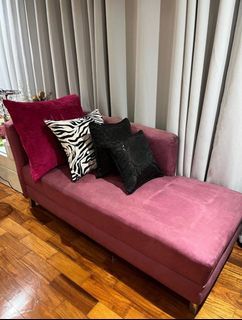 Stylish Chaise Lounge Sofa in Pink (4 pillows included)