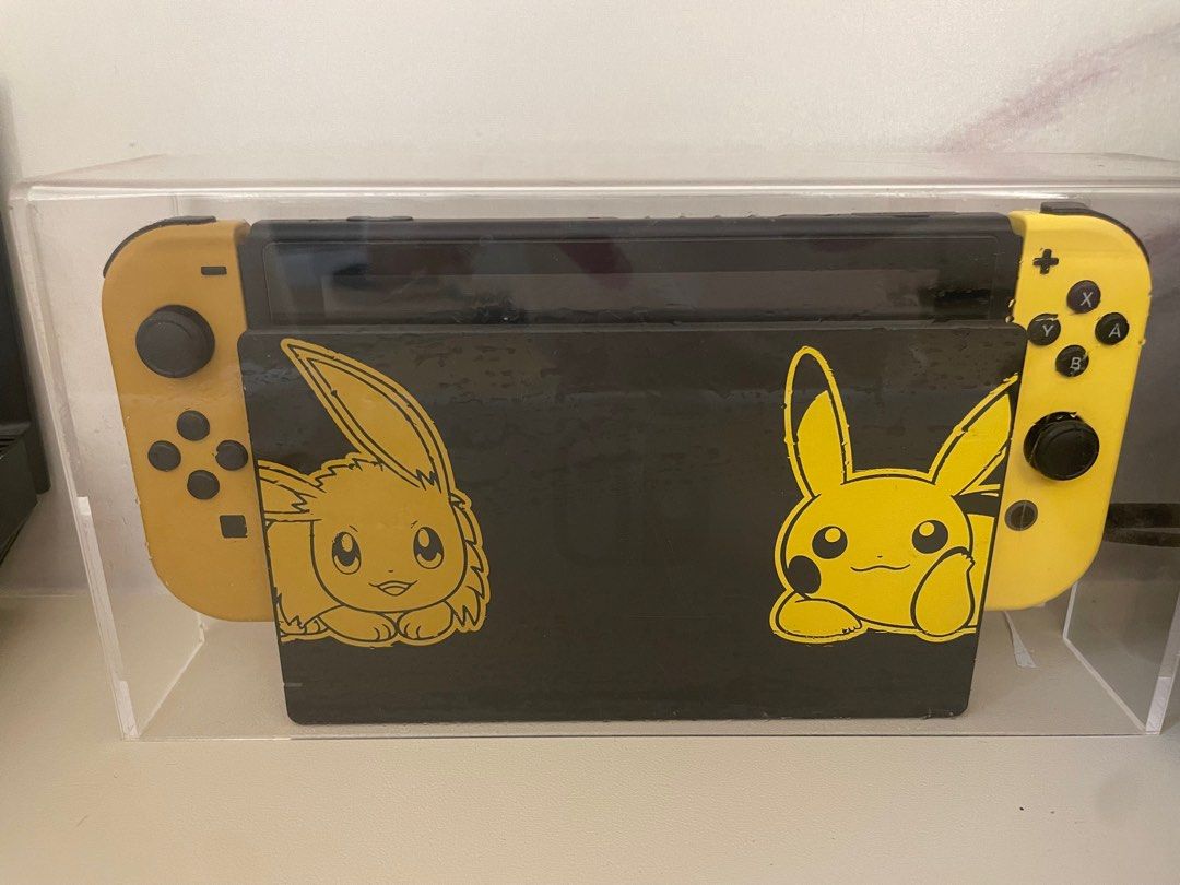 Switch （分類：Nintendo 任天堂）位於 Hong Kong。 由 oooran 提交（商品編號 1296177210，圖片 3）。簡介： 主機 手制x4,精靈球，健身環 3隻實體game (just dance 2018,精靈寶可夢，健身環大冒險） 防塵盒 不散賣 。