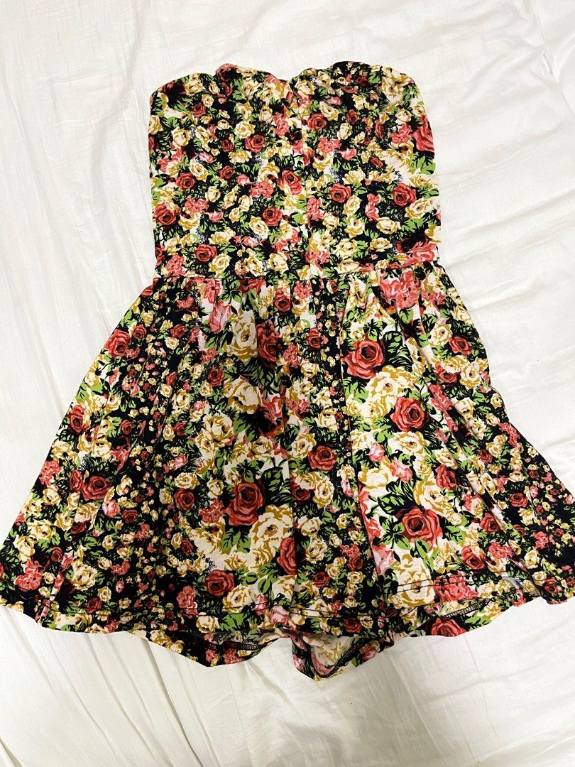 TOPSHOP FLORAL ROMPER (fave) (Category: Rompers) located in Pasig City. Submitted by kvdecluttering (Listing ID 1296199987, Image 1). Description: TOPSHOP FLORAL ROMPER (fave) Tube top style Size US 2 (fits XS-S), stretchy naman Flowy presko cotton material.