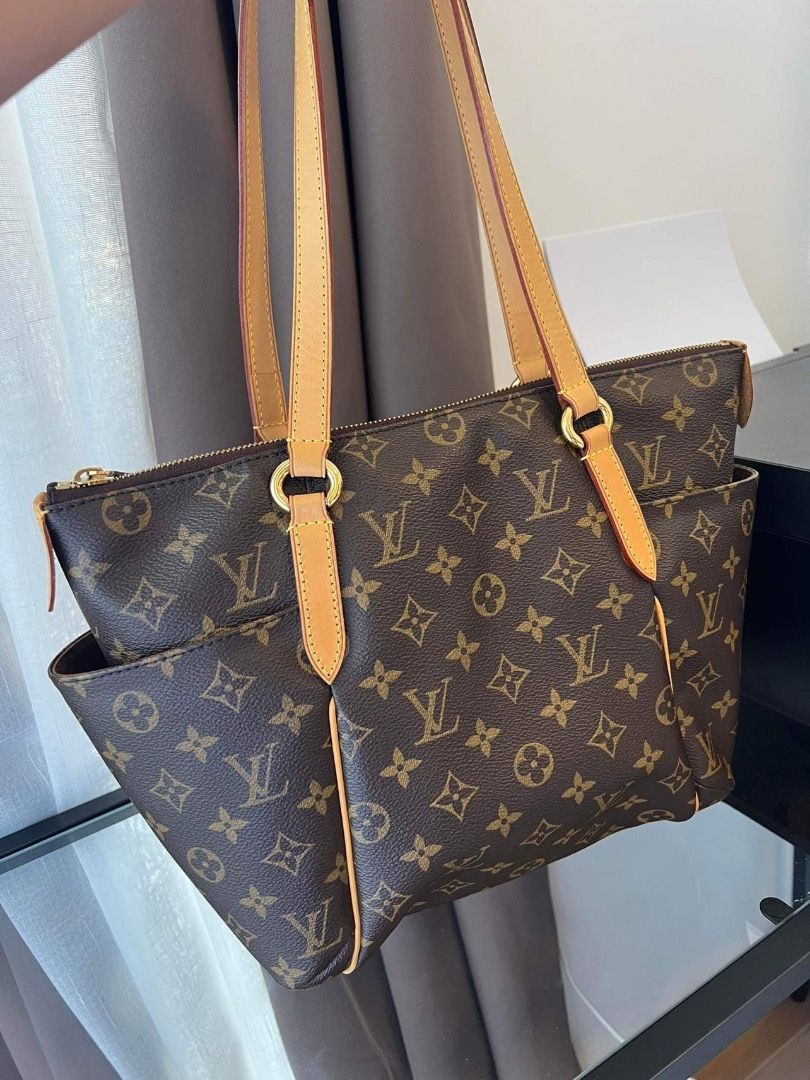 Totally PM Monogram Louis Vuitton (Category: Luxury Bags & Wallets) located in Quezon City. Submitted by hellopatchi (Listing ID 1296068941, Image 2). Description: Totally PM Monogram Excellent condition comes with dustbag and receipt .