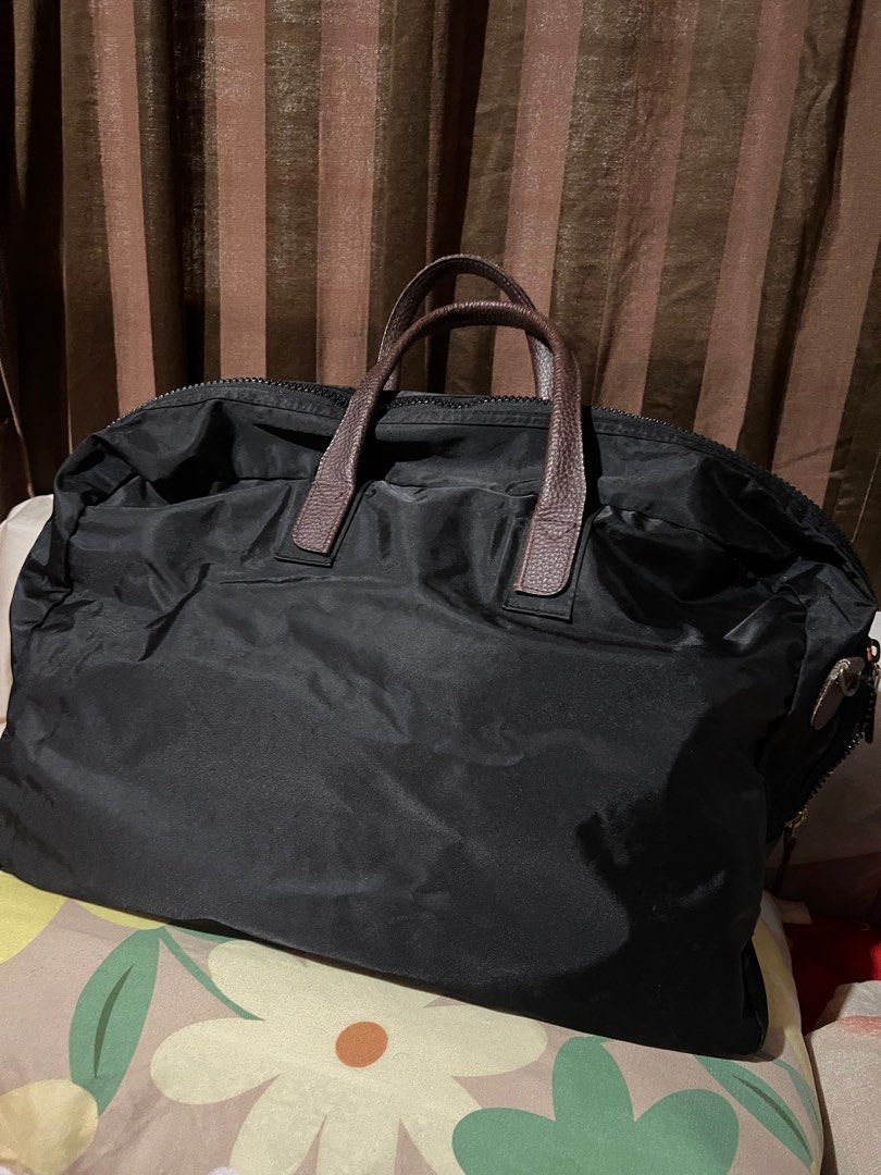 Travel bag big (Category: Luxury Bags & Wallets) located in Makati City. Submitted by sinner_or_saint101 (Listing ID 1296149544, Image 2). Description: 22x16x7 Big travel bag Thick nylon No flaws.