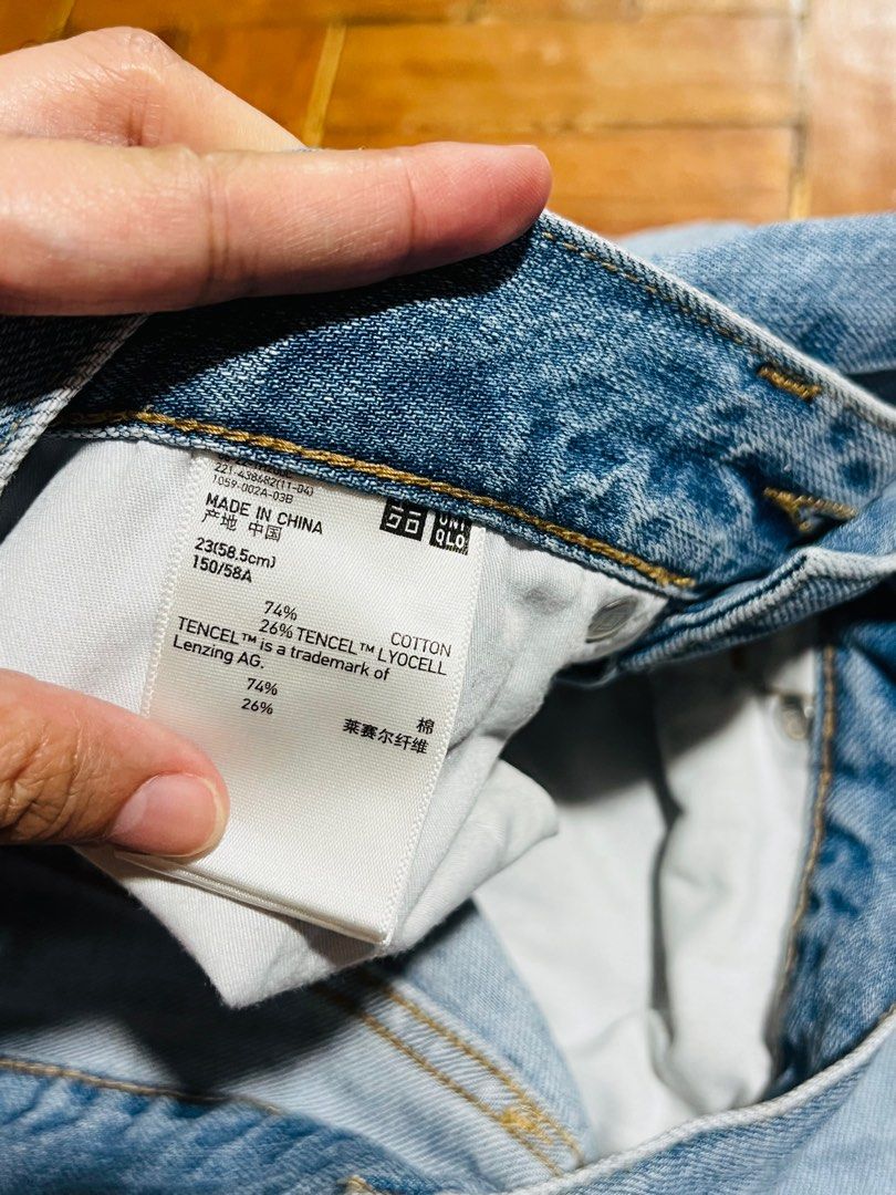 UNIQLO Size 26 mom jeans (Category: Jeans) located in Quezon City. Submitted by derlily (Listing ID 1296181087, Image 2). Description: RFS: Masikip na Nasa pics yung measurements Size 26 using tape measure PM me if want mo 🫶🏼.