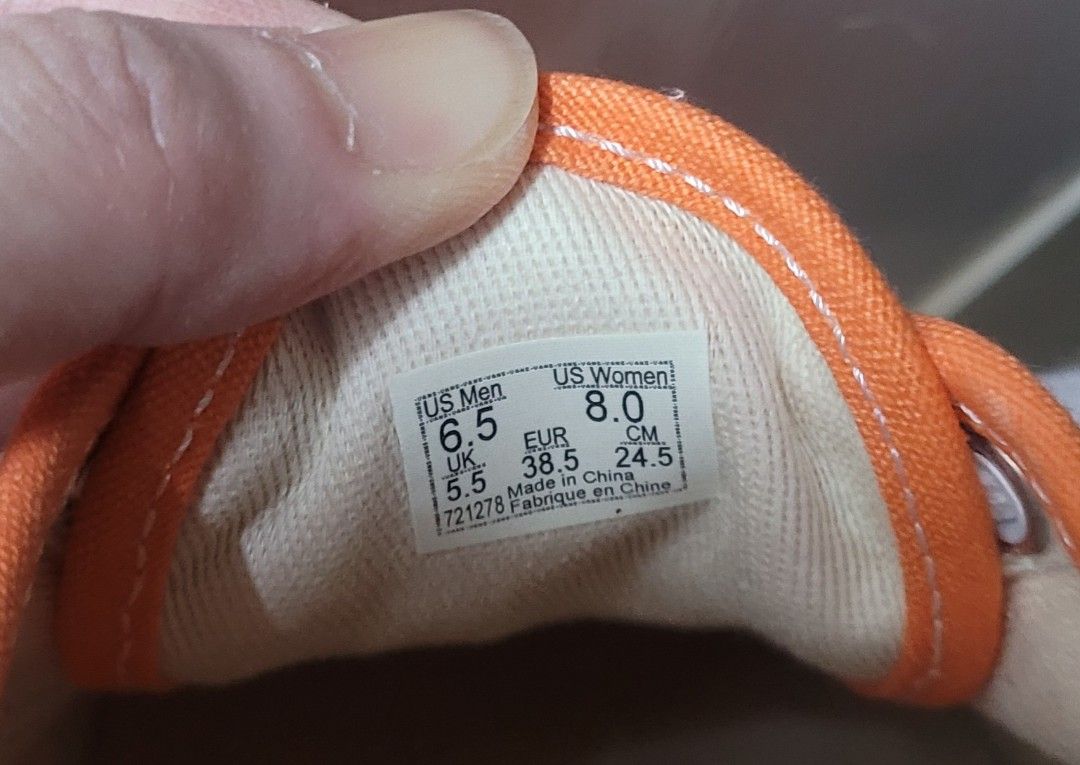 vans （分類：波鞋）位於 Hong Kong。 由 123polly 提交（商品編號 1296117136，圖片 9）。簡介： 買完著過一兩次就收起左，見圖就知有幾新。 US8/UK5.5/EUR38.5 【有誠意可小議】。
