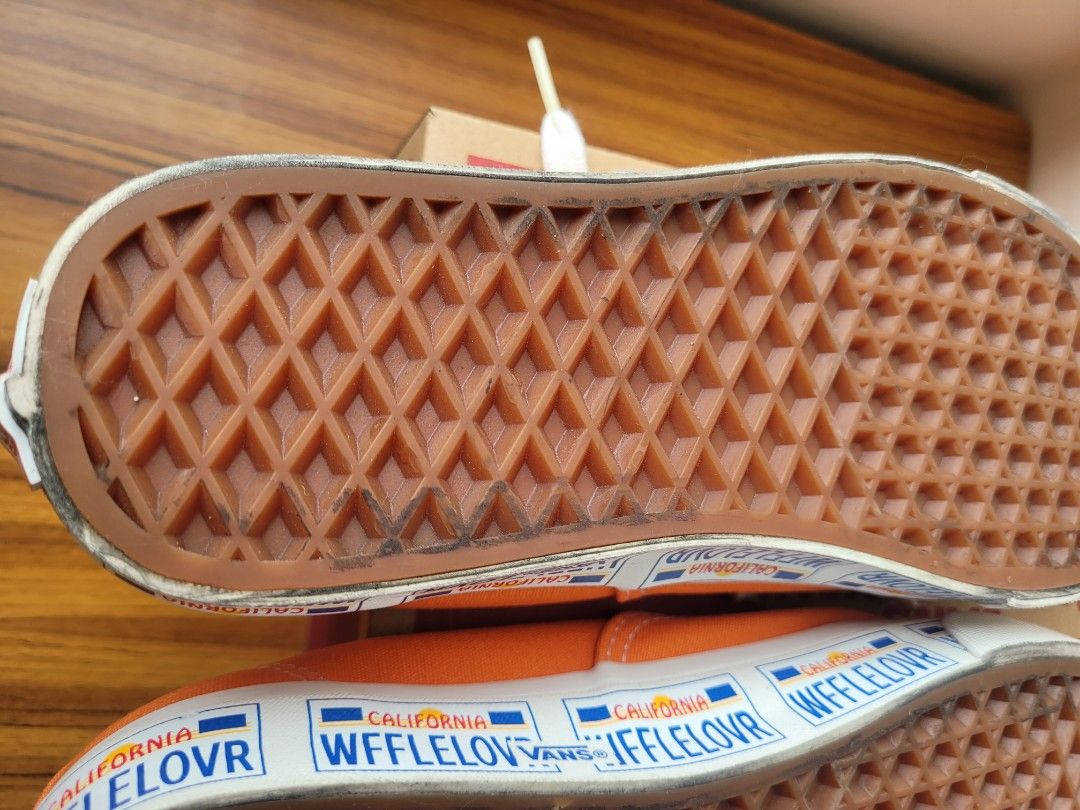 vans （分類：波鞋）位於 Hong Kong。 由 123polly 提交（商品編號 1296117136，圖片 7）。簡介： 買完著過一兩次就收起左，見圖就知有幾新。 US8/UK5.5/EUR38.5 【有誠意可小議】。