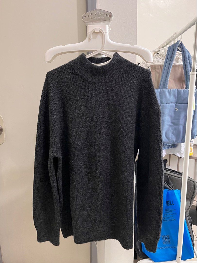 ZARA Check-Texture Weave Sweater (Black) (Original Price: ₱2,995) (Category: Coats, Jackets and Outerwear) located in Valenzuela. Submitted by ssecondstylee (Listing ID 1296115015, Image 2). Description: choose one FREE item from my listing when you buy this 🤍 Original Price: ₱2,995 Loose-fitting sweater with a round neck and long sleeves. Ribbed trims. Size Guide: Shoulder Width: 20” Chest Width: 22.5” Body Length: 26.5” Sleeve Length: 24” OUTE