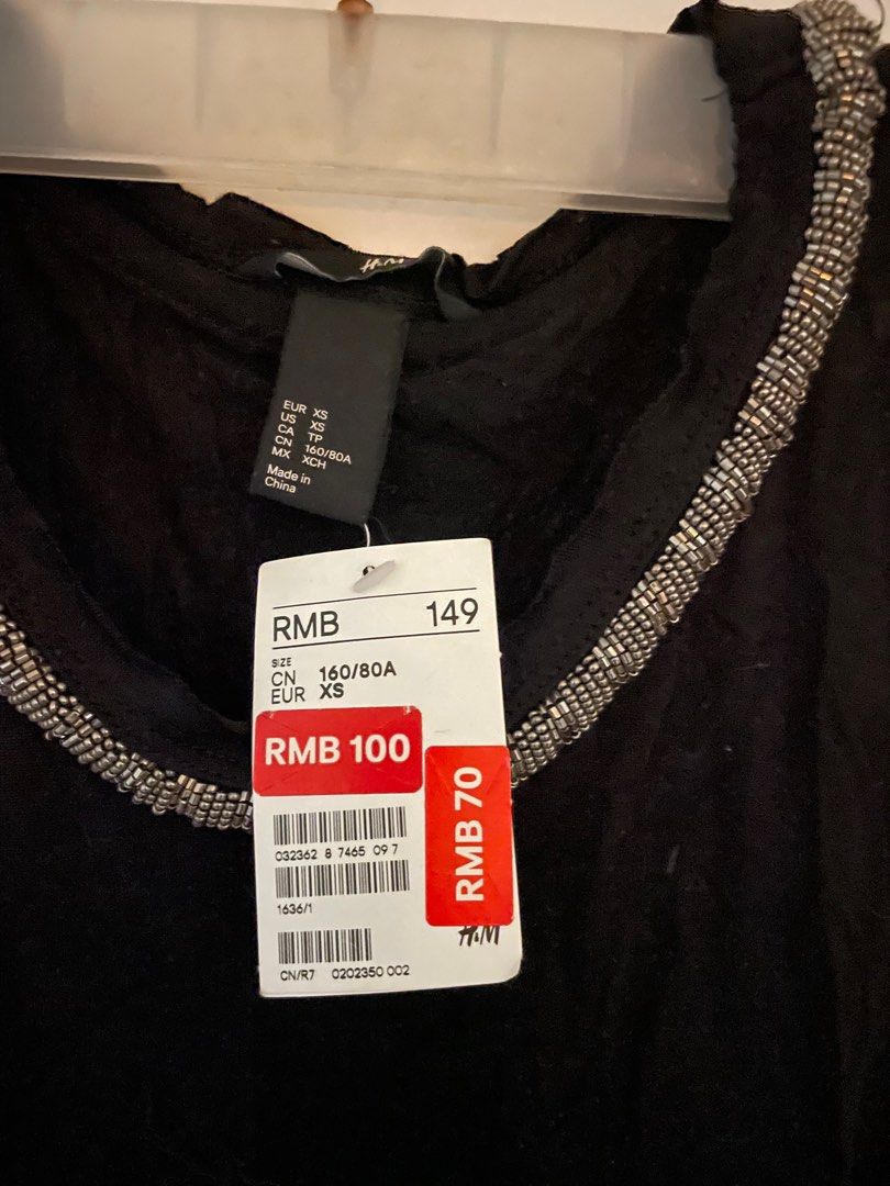 Black sleeveless (Category: Sleeveless) located in Mandaluyong City. Submitted by itisntso (Listing ID 1297638301, Image 3). Description: Brand new, never used With tags Black sleeveless H&M RMB 70 .