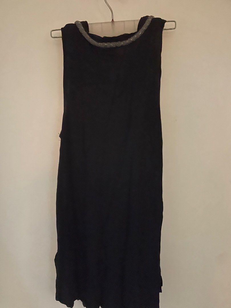 Black sleeveless (Category: Sleeveless) located in Mandaluyong City. Submitted by itisntso (Listing ID 1297638301, Image 2). Description: Brand new, never used With tags Black sleeveless H&M RMB 70 .