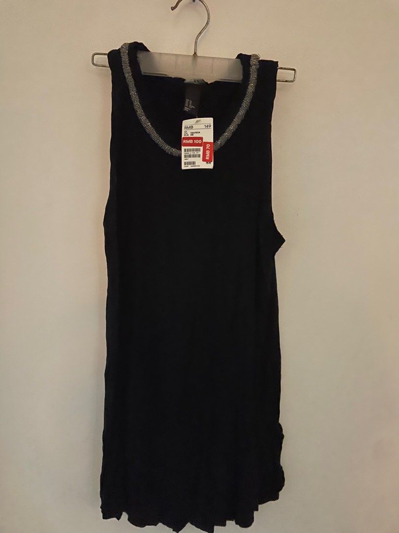 Black sleeveless (Category: Sleeveless) located in Mandaluyong City. Submitted by itisntso (Listing ID 1297638301, Image 1). Description: Brand new, never used With tags Black sleeveless H&M RMB 70 .