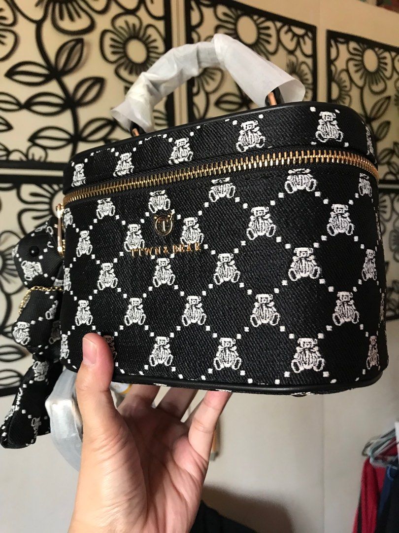 Brand new TTWN Bear vanity bag (Category: Luxury Bags & Wallets) located in Santa Rosa. Submitted by rina.rina3 (Listing ID 1297549445, Image 2). Description: Brand new with tag TTWN Bear vanity bag and with sling and bear 🧸 Gold hardware Double puller Can be a shoulder or crossbody bag Can also be a handbag Buyer to shoulder shipping fee Slightly negotiable .