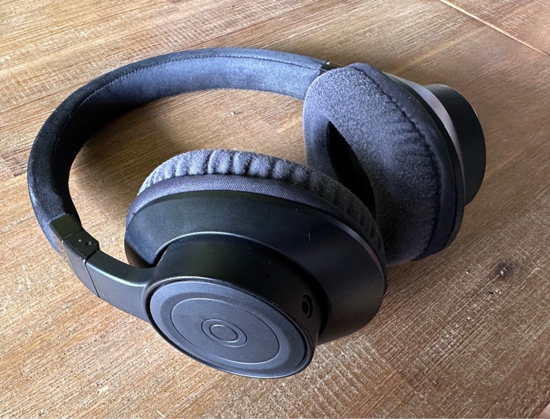 Creative (Category: Headphones & Headsets) located in Singapore. Submitted by buy10 (Listing ID 1297549810, Image 3). Description: Welcome to test it before deal. Choice of wired or bluetooth connection.