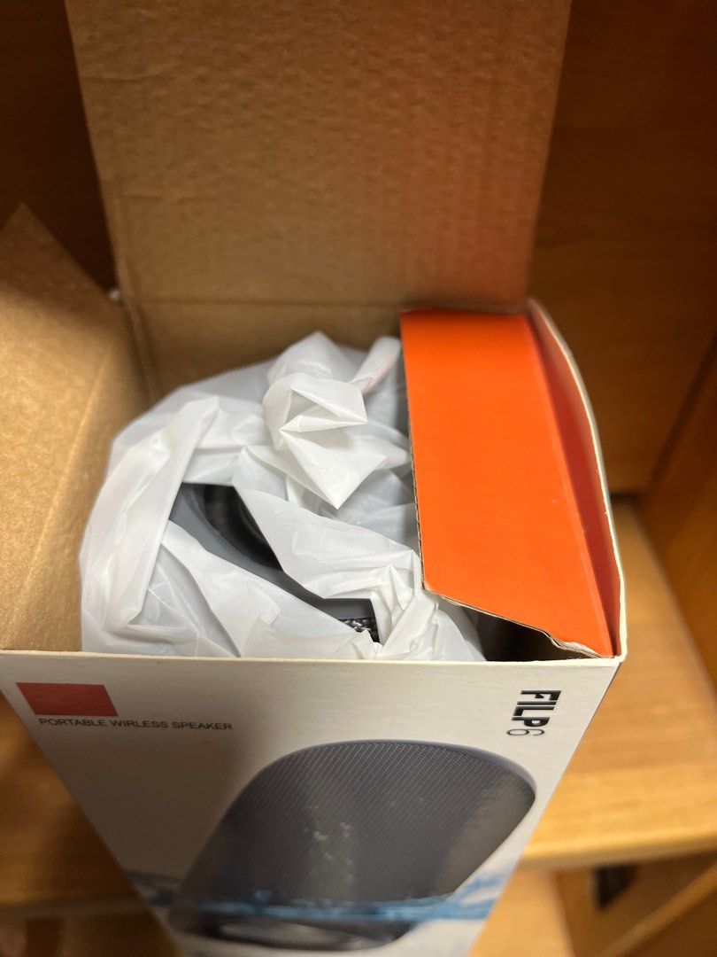 全新Flip 6 （分類：可攜式音響設備）位於 Hong Kong。 由 enoch322 提交（商品編號 1297636821，圖片 3）。簡介： 功能和特點 更加震撼有力的音效 Flip 6 雙向揚聲器系統可發出震撼有力、清晰悅耳的聲音，讓您感受靈動節拍。跑道形低音揚聲器提供出色的低頻和中頻音效，而單獨的高音揚聲器則帶來清晰悅耳的高頻音效。Flip 6 還搭載經過優化的兩個無源輻射器，帶來渾厚低音，並可使用 Harman 的高級演算法進行微調。 IP67防水和防塵 Flip6具有IP67 防水和防塵性能，無論您要前往何處，均可隨身攜帶。 12 小時連續播放 Flip 6 一次充電可播放長達 12 小時。 USB 充電保護 Flip6提供USB-C 充電保護。這意味著，如果接頭檢測到水、鹽或任何其他化學品，便會發出提示，提醒您拔出插頭。 無線Bluetooth® 藍牙播放 可通過無線方式將多達2 部智慧手機或平板電腦連接至揚聲器，然後輪流播放令人傾倒的OriginalPro 音效。 環
